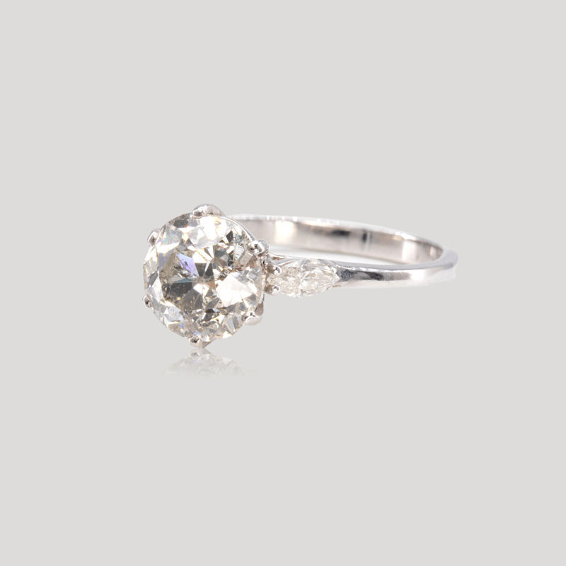 31300562-bague-solitaire-accompagne-diamants-navettes