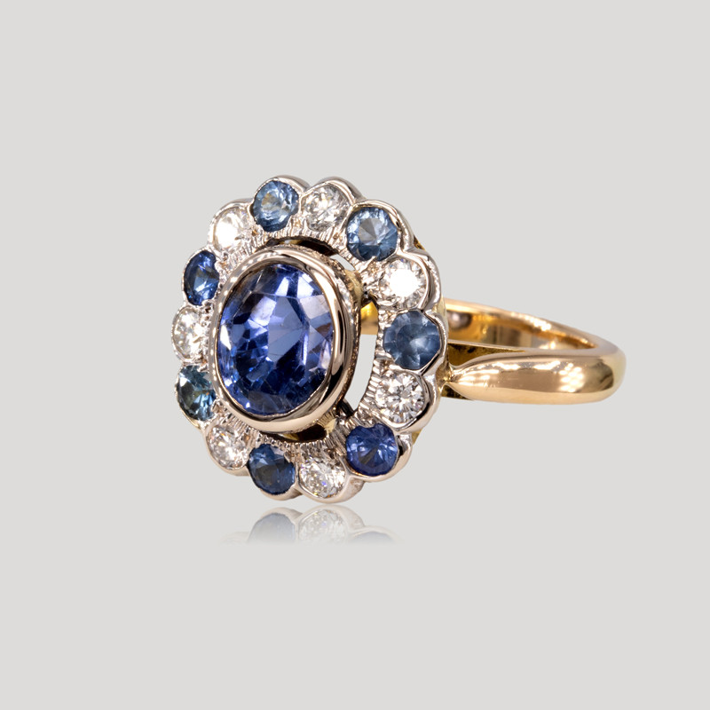 32700463-bague-entourage-saphirs-et-diamants