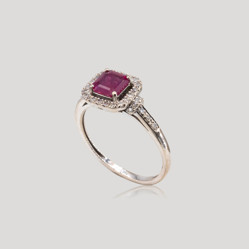 32700477-bague-rubis-et-diamants