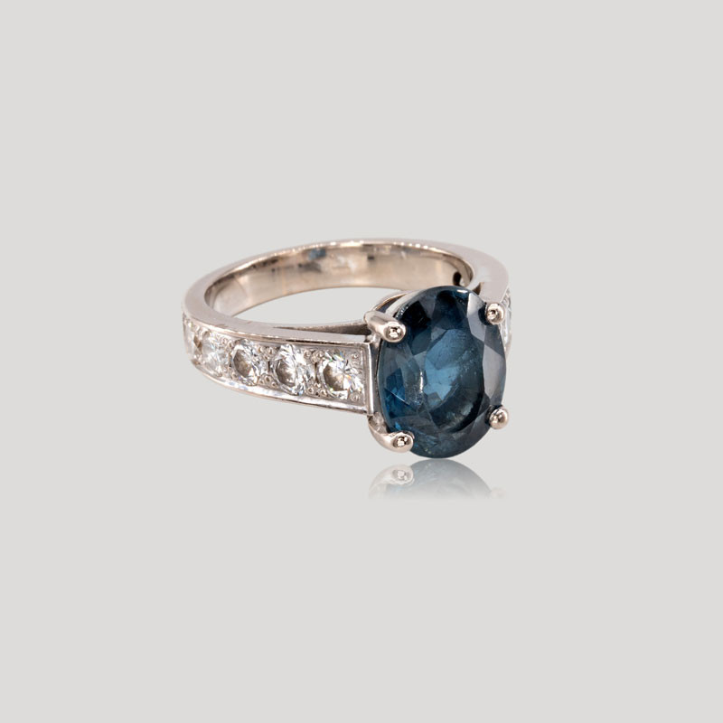 32700491-bague-contemporaine-saphir-ovale-et-diamants